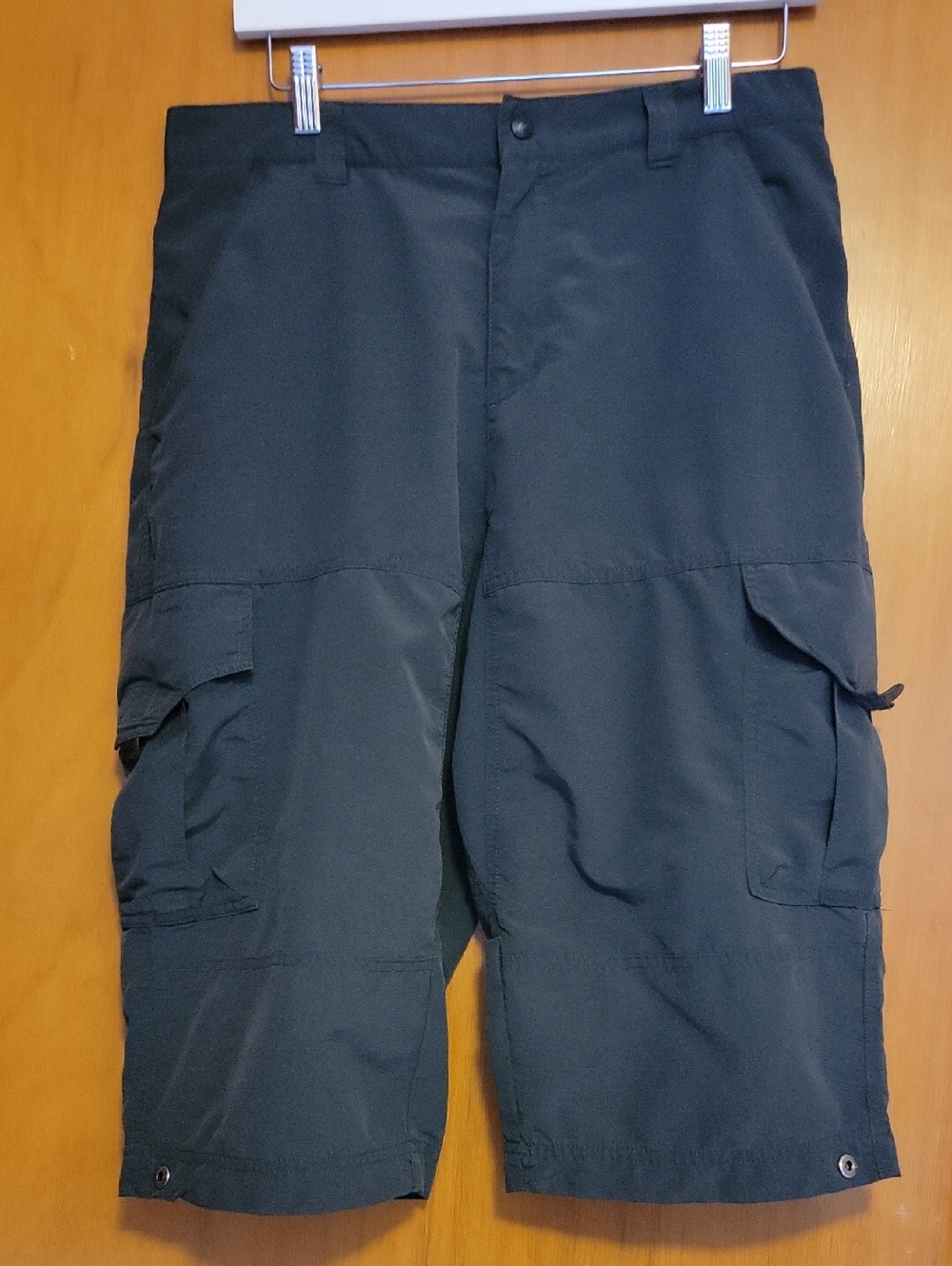 Columbia Sportswear Men's Grey Cargo Hiking Pants. 3/4 Length